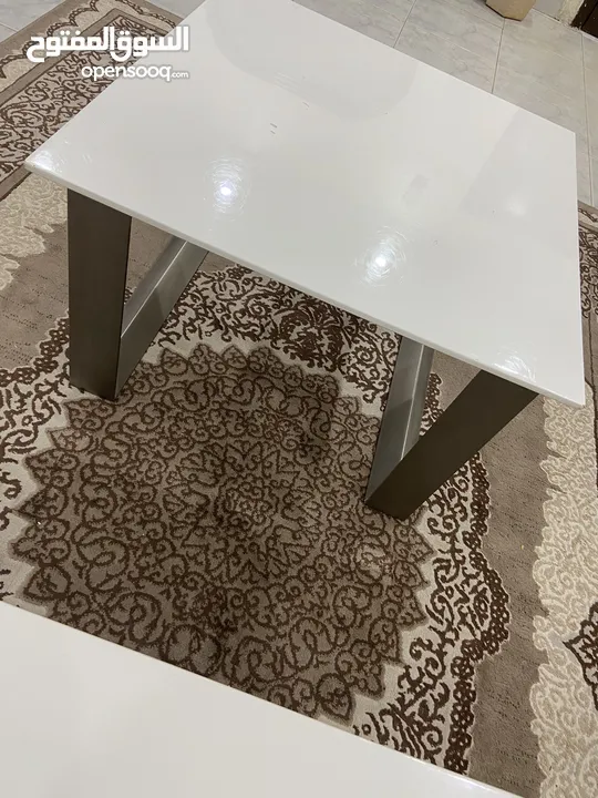 طاولات ب 15 اصليه ونظيفه اللون ابيض