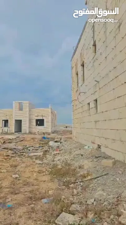 فيلا مكونة من طابقين مع بركة مع قطعة أرض للبيع