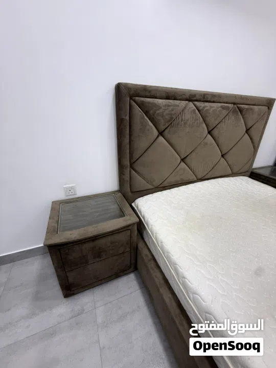 طقم اثاث غرفه نوم عباره عن سرير بو نفرين بـ الماترس و طاوله جانبيه العدد 2