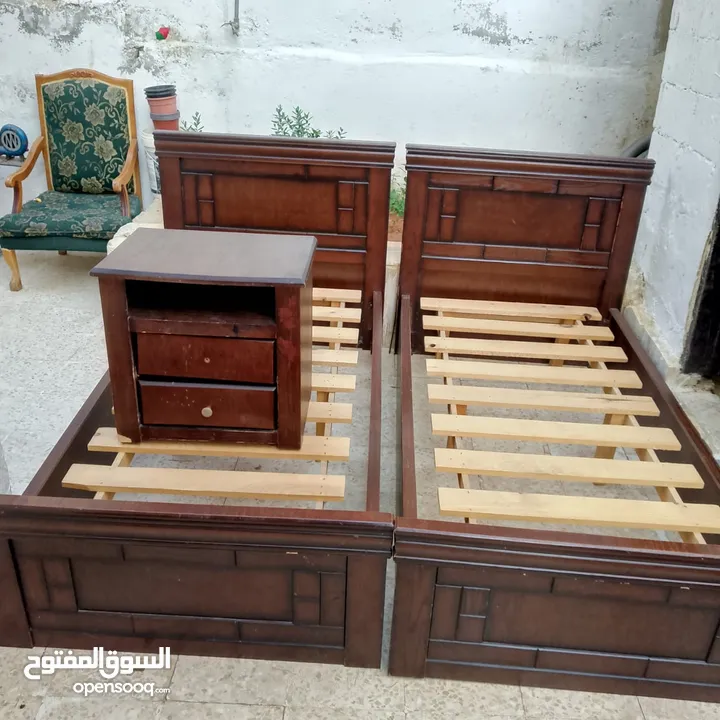 غرفة نوم شبابيه عباره عن تختين وتواليت ومراي وخزانه سحاب درفتين وكومودينا