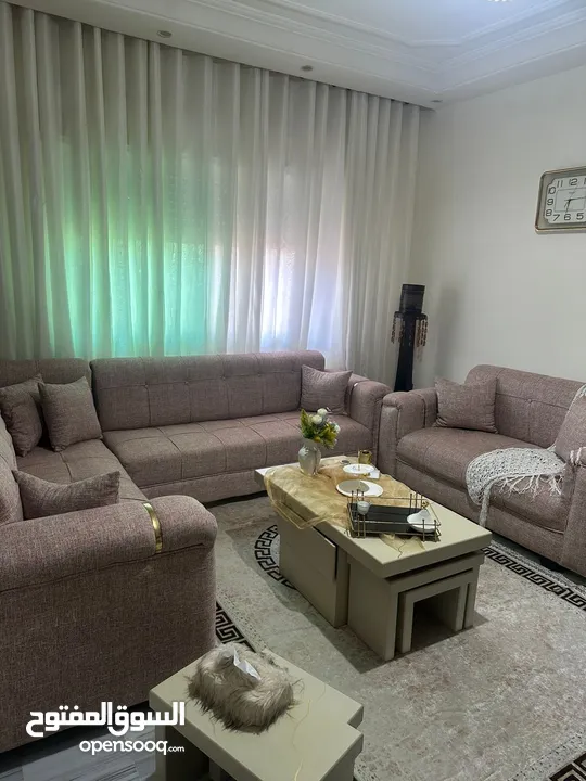 غرفة جلوس مع طاوله تلفزيون مع طاولات وسط بحاله ممتازه