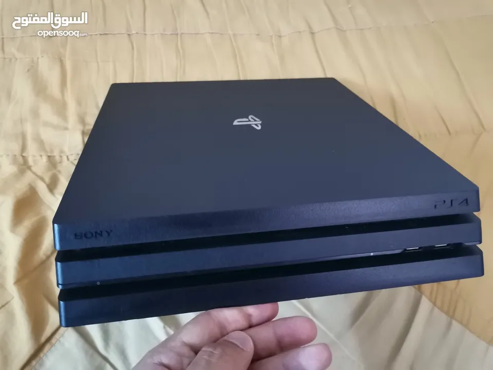 بليستيشن4 برو تيرا وكاله للبيع  والجهاز صلاة النبي عليه معه ايادي ثنتين جداد وكامل وصلاته وسيدي فيفا