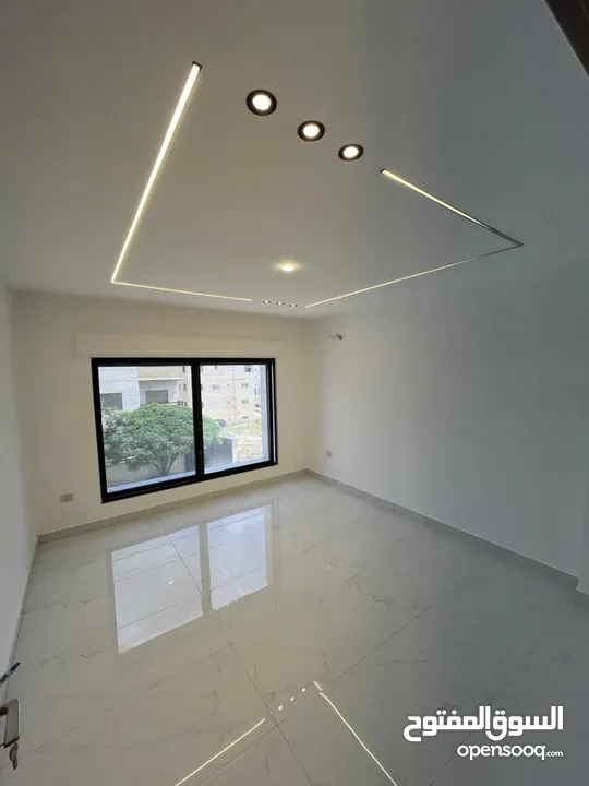 طابق او او ثاني خلف جامعة البتراء البنيات تشطيب حديث
