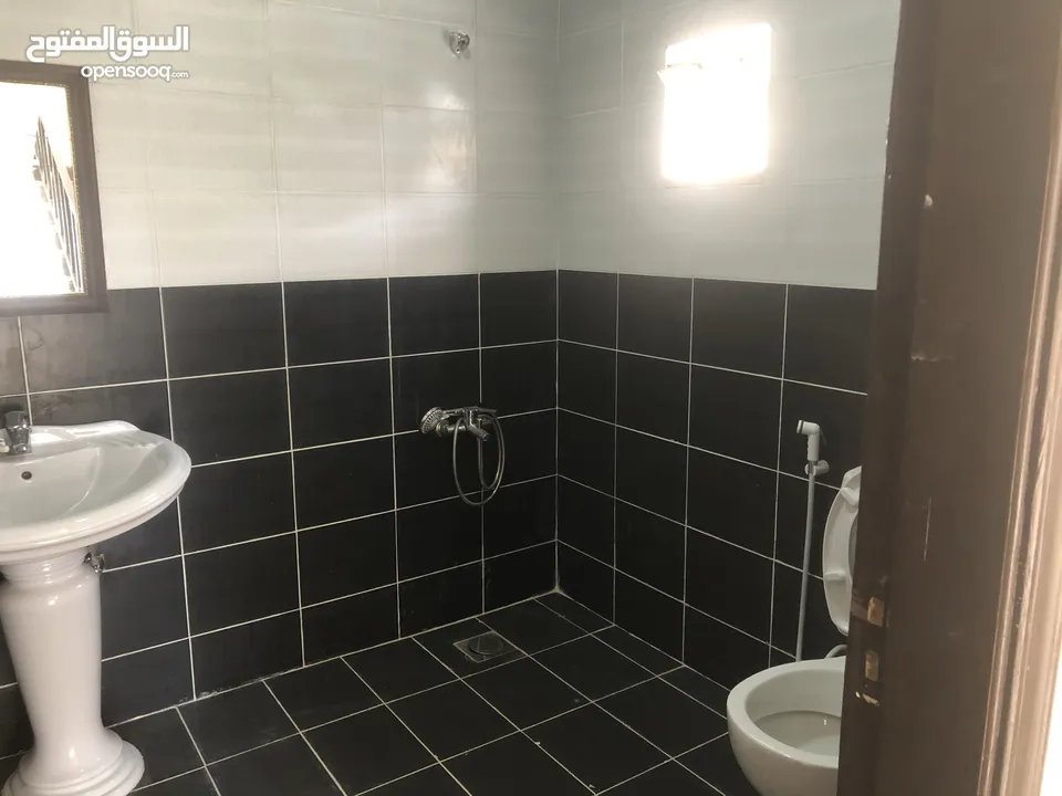 شاليه مساحة 800م منطقة الروضة قابل للبدل