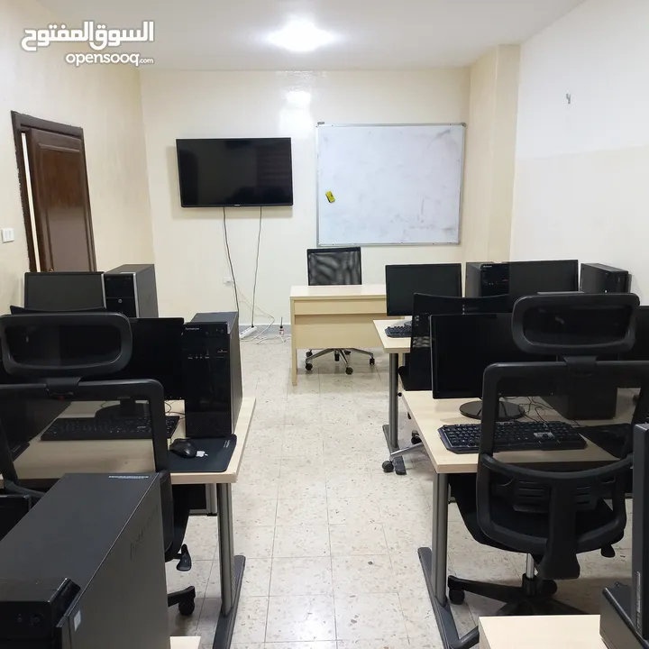 قاعات تدريب وتدريس ومختبر كمبيوتر للإيجار في موقع مميز في شارع الجامعة الاردنية