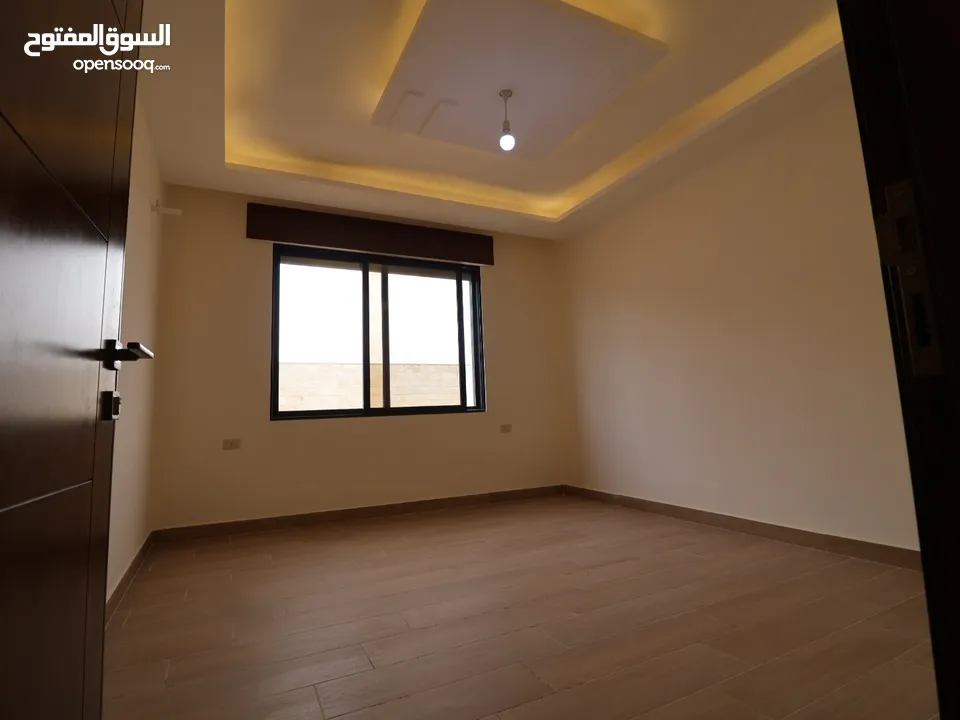شقة دوبلكس طابق أخير مع روف مساحة (215)م الداخلي (100)م الخارجي في أرقى مناطق (أم حجير) شفا بدران
