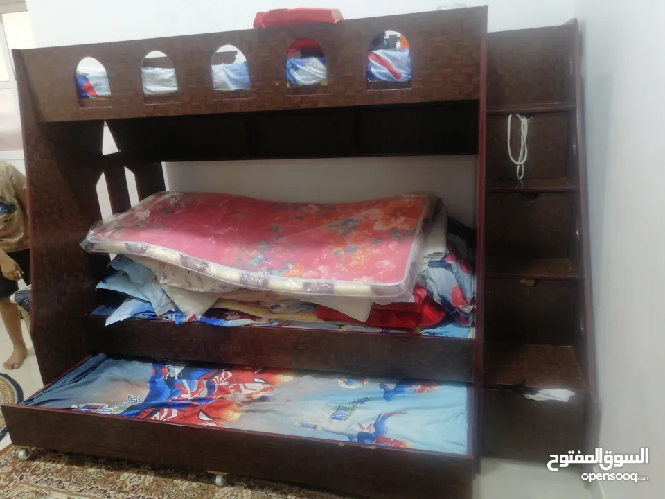 طقم سرير أطفال بعدد 3 اسره نوم مع الدواشق طبية تفصيل خشب متين MDF بالإضافة إلى تسريحه بحالة ممتازة