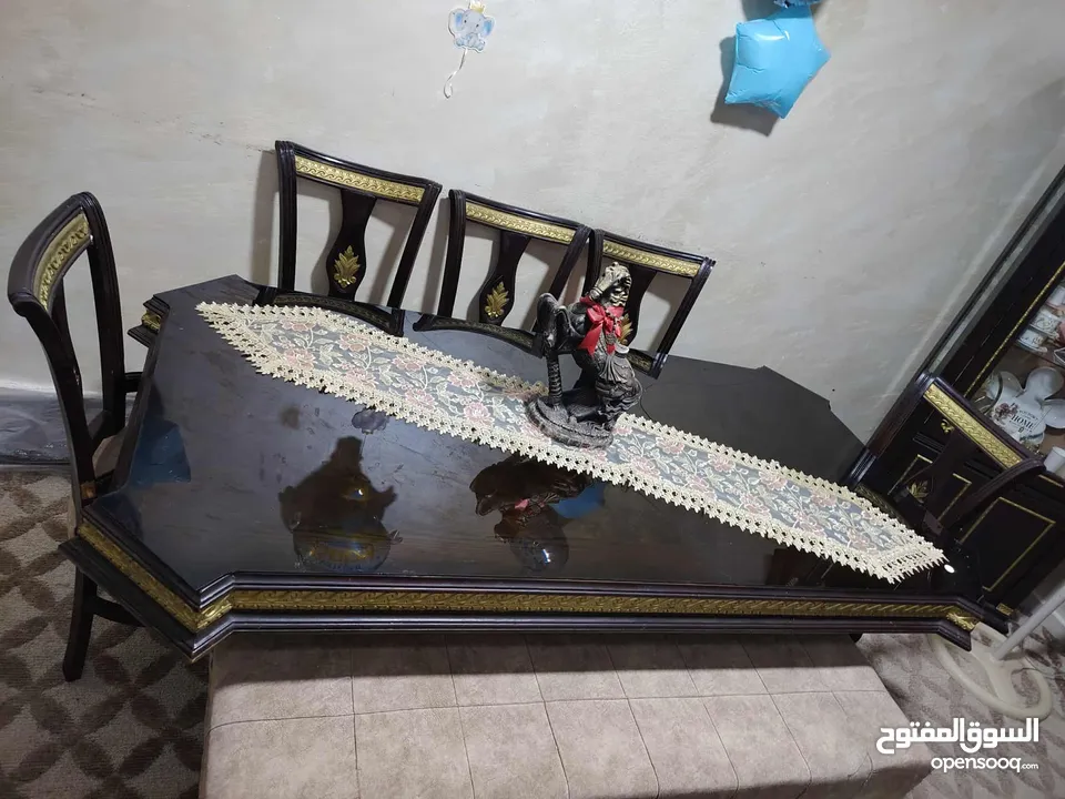 طاولة سفرة مع فضية للبيع بسعر 200 حالة جيدة