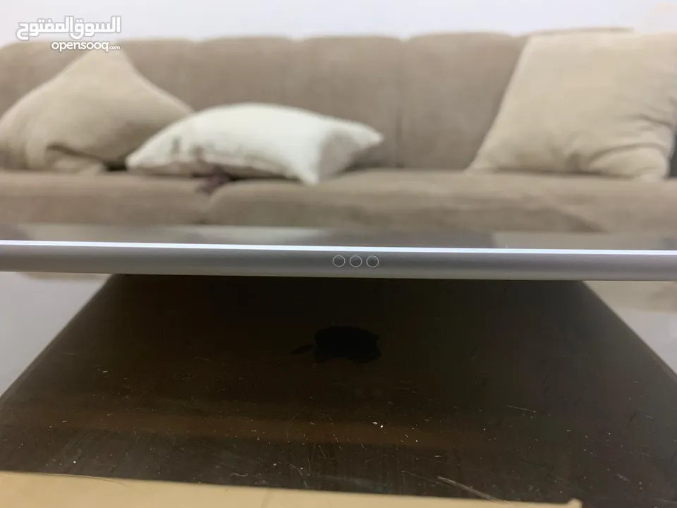 للبيع iPad جيل 7 – 32 GB فضي – حالة ممتازة
