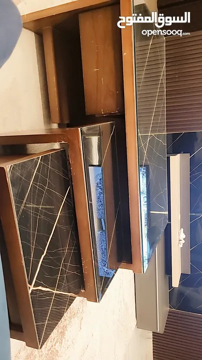 للبيع بسعر مغري طاولة وسط و اربع طاولات خدمه الطاولات تقيله جدا جدا خشب لاتيه وجه رخام مغطى زجاج