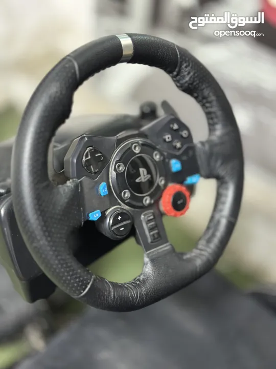 كرسي Playseat Evolution وعجلة قيادة Logitech G29.