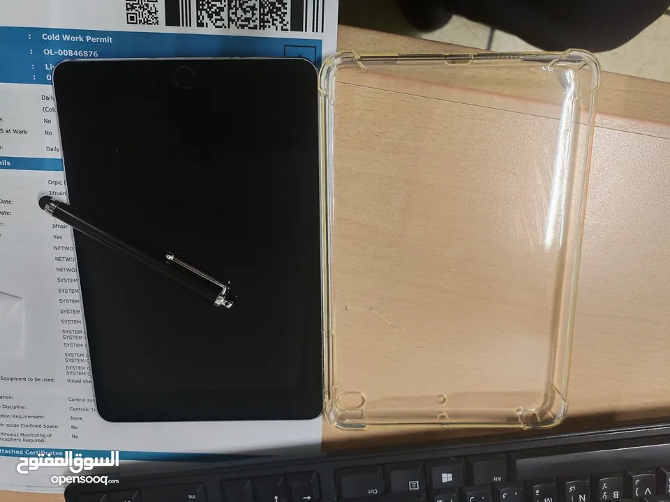 apple ipad mini 4, back cover, adapter and cable