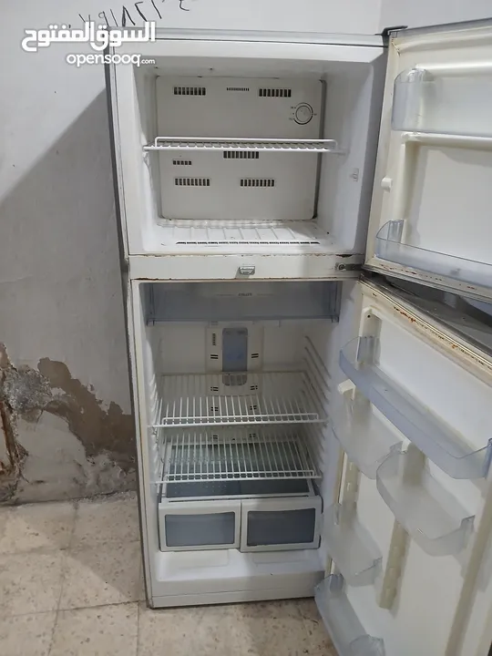 ثلاجة شبه جديد نضيفه جدا