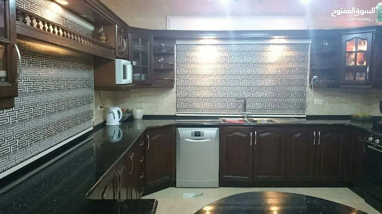 شقة أرضي وسط مع موقف تحت البناية