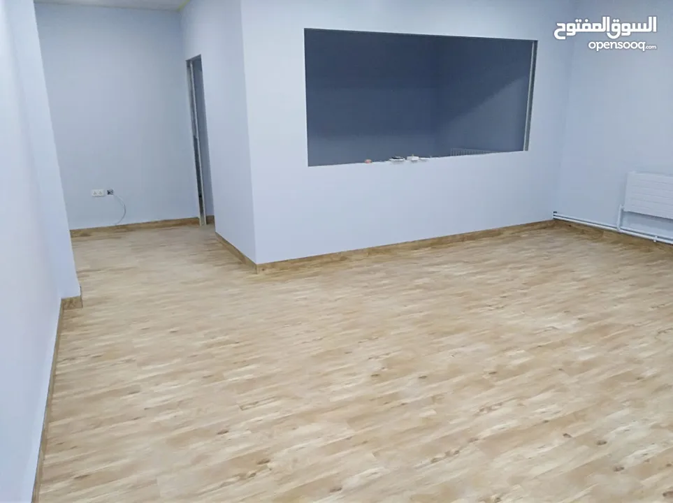 باركيه ارضيات اوروبيه بجوده عاليه مقاومه رطوبه وخدش سهل تركيب  غير محتاج خلع بلاط فنيل