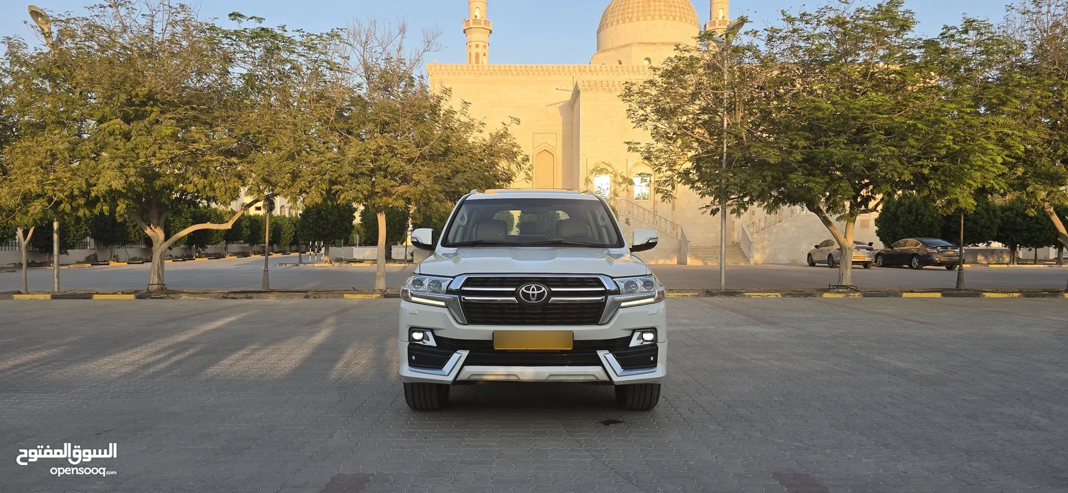 لاندكروزر GXR 4.6 V8 بدون حوادث ولاصبغ نهائيا جديدة جدا المالك الاول شبه جديده بسعر مغري