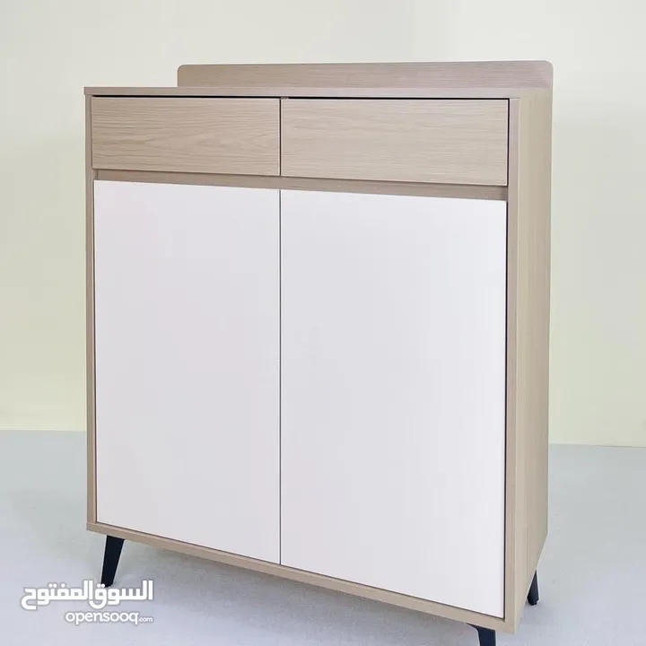 خزانة مودرن بستايل أوروبي راقـي تصميم خشبي راقي بلون بيج فاتح مع أبواب سادة بلون سكري أنيق