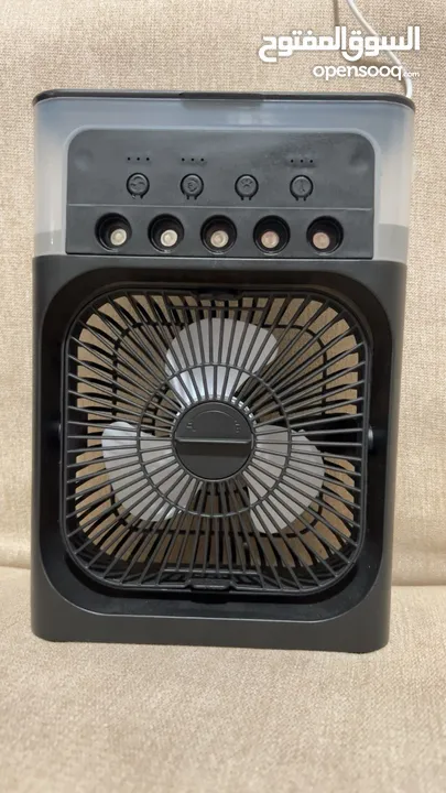 مروحة تبريد صغيرة محمولة مع رذاذ ماء بارد