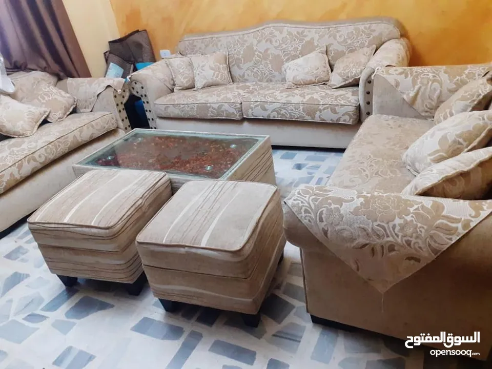 طقم كنب من 7 مقاعد وبفتين وطاوله وسط