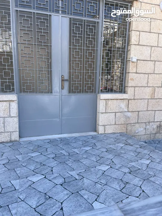 شقة ارضية احكام تجاري في جبل الحسين للإيجار