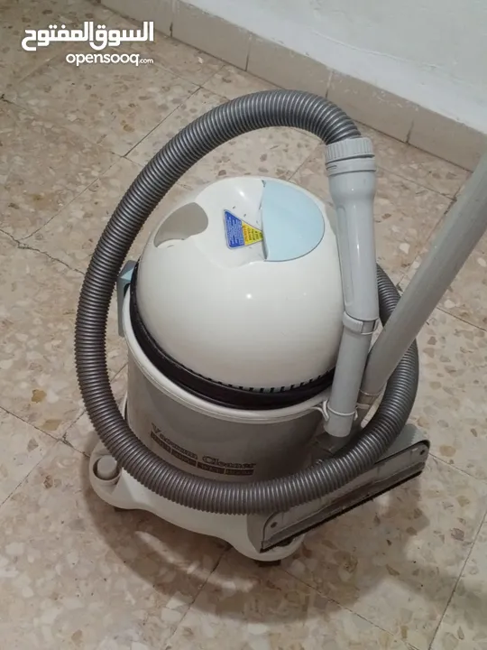 مكنسة كهربائية كراون 1000w مستعمل استعمال بسيط للبيع بسعر رخيص وسبب البيع السفر