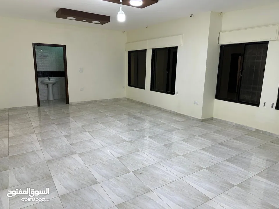 شقة طابقية طابق اول 3 غرف نوم 3 صالات 3 حمامات نظيفة جداً البناء 5 سنوات  الحي الشرقي قرب حديقة تونس