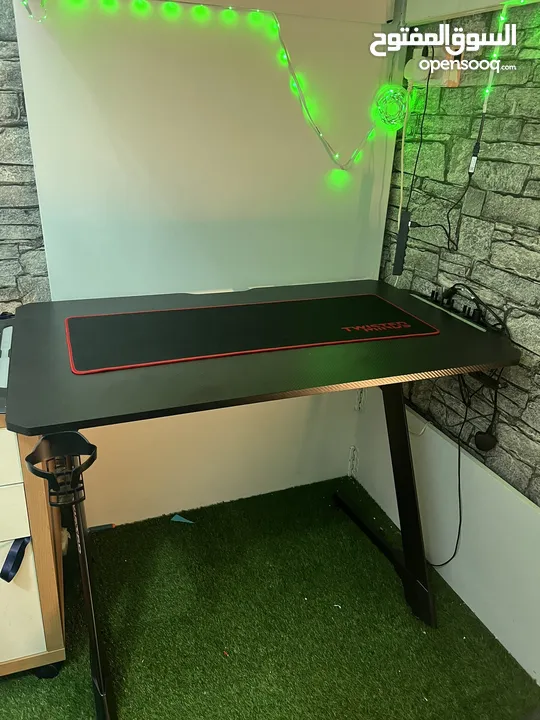 Gaming chair and Table with RGB light and USB ( new condition)