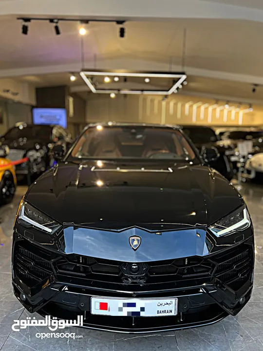 Lamborghini *URUS*