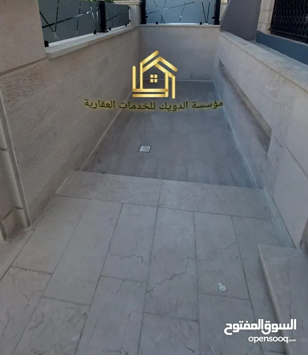شقة طابقية في منطقة السابع ارضي مع ترس