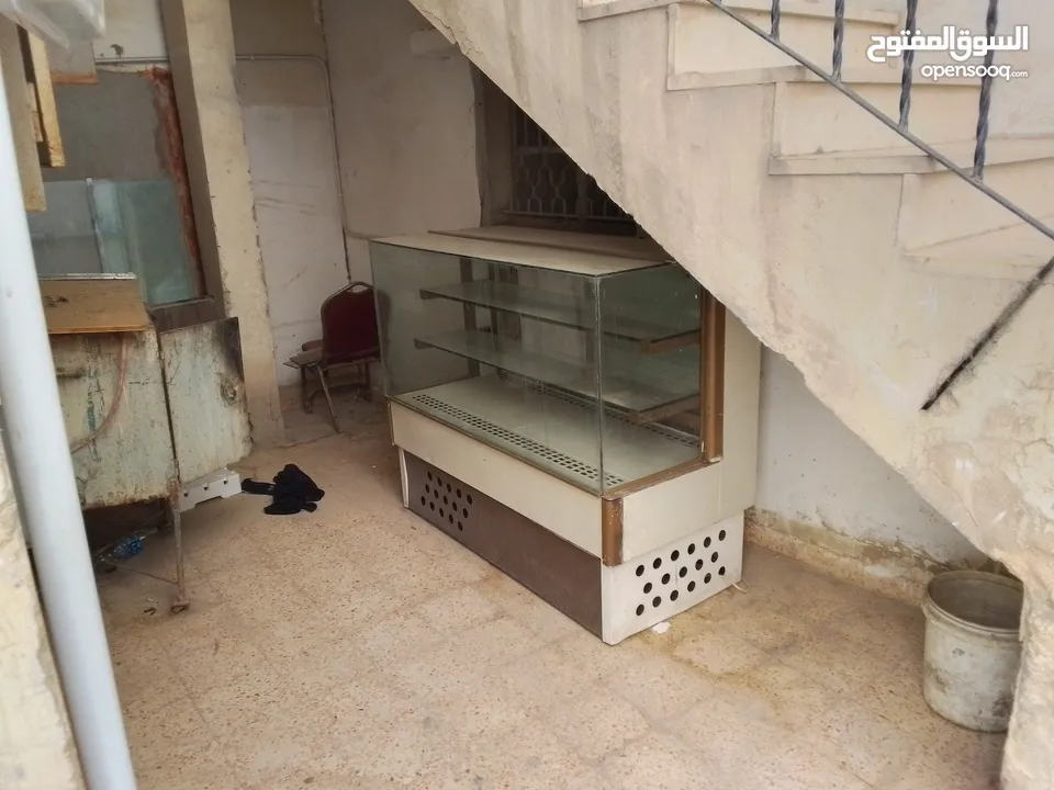 ثلاجة عرض ممتازه للبيع وتبريد ممتاز شغاله وما ناقصها شي ممتازه لا تحتاج صيانة