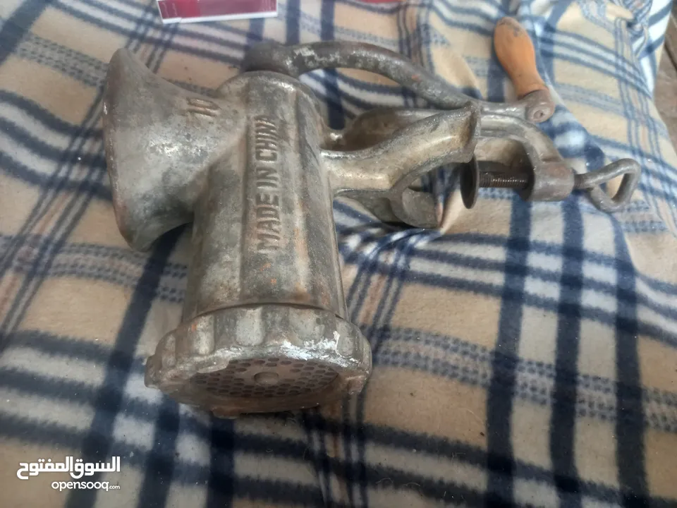 انتيكا قطع منها نادرة جدا القطعه الحمراء والمسجل عمرة اكتر من 60 سنه