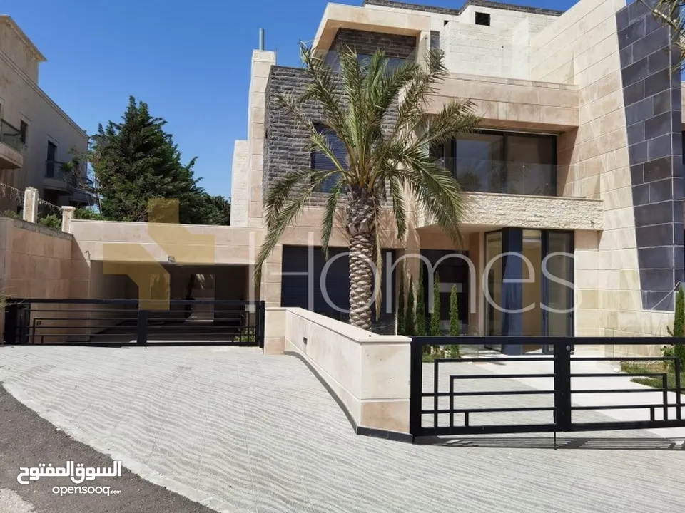 فيلا متلاصقة حديثة البناء لم تسكن مع مسبح للبيع في اجمل مناطق عمان - عبدون، مساحة بناء 1000م،