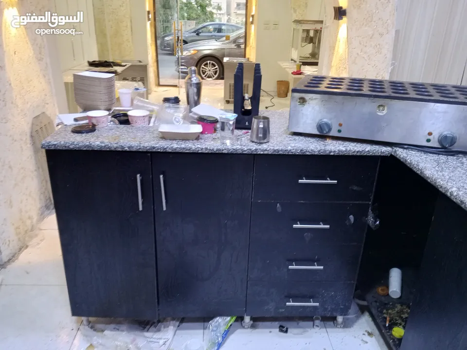 عدة وافل وكريب و ماكينة بوظة على الصاج وثلاجة ومطبخ لاتيه وفلتر ونثريات