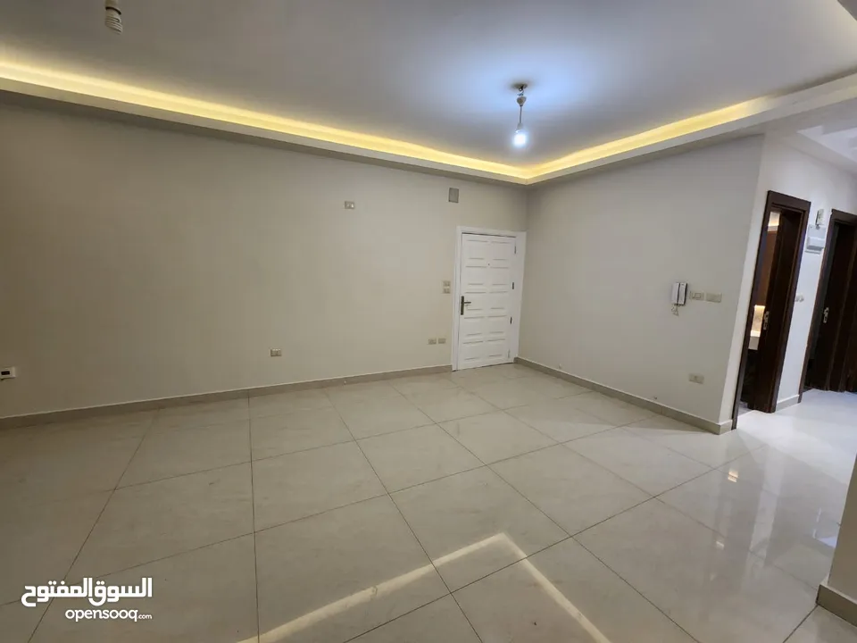 شقة أرضية فارغة للإيجار في الصويفية - ref: 14414