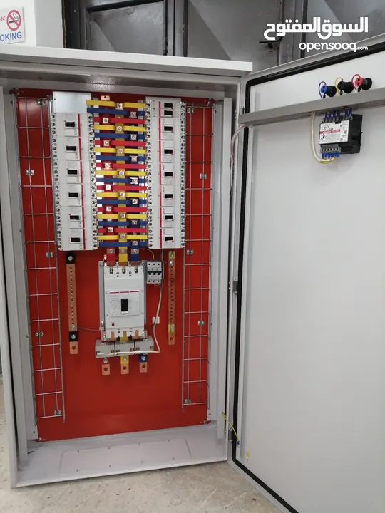 تجميع وصياتة لوحات التحكم الكهربائية ،العمل بمواصفات ومخططات هندسية
