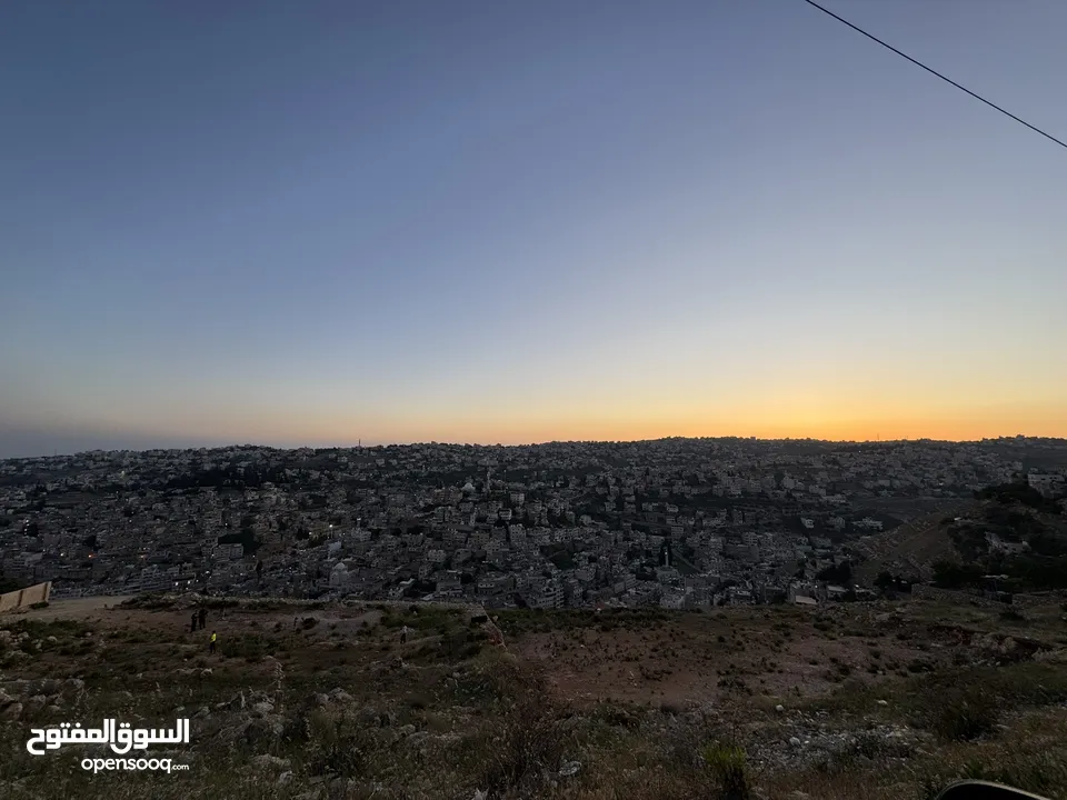 تنزيل السعر للبيع المستعجل.... ارض 702م سكن ب السلط السلالم حي عصفور فوق الشارع