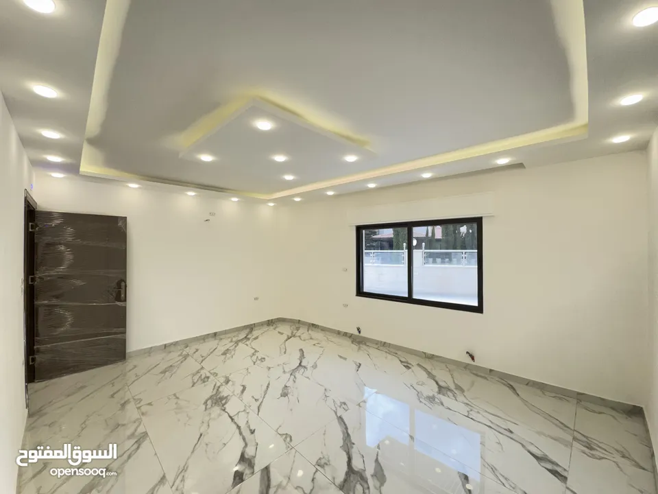شقة فاخره للبيع بأجمل مناطق البنيات بمساحة 227م بسعر مميز طابق تسوية (ارضيه من الجهة الأخرى)