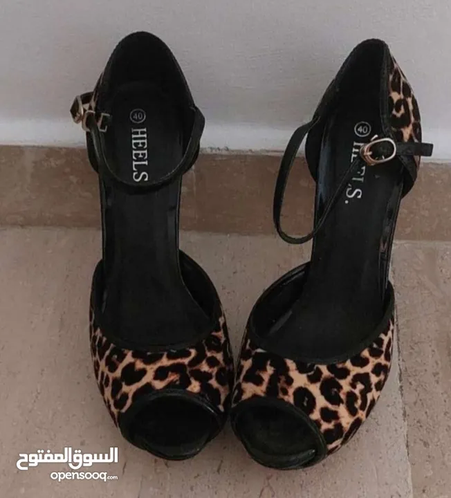 حذاء ب كعب تايجر نمره 40