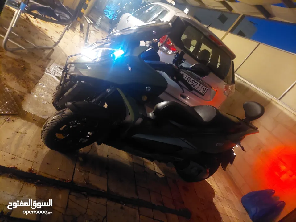 دراجة سكوتر كوادرو ثلاثية العجلات صناعة سويسرية محرك 350cc موديل 2019