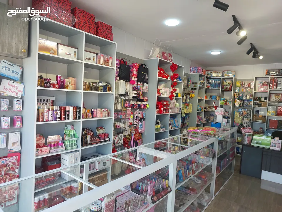 للبيع محل مكتبة واكسسوارات مجهز بالكامل