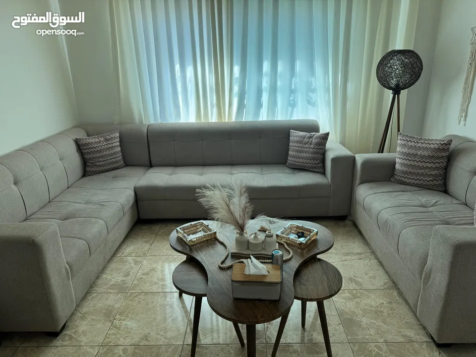 غرفة جلوس تفصيل مرتبها مه طاولات