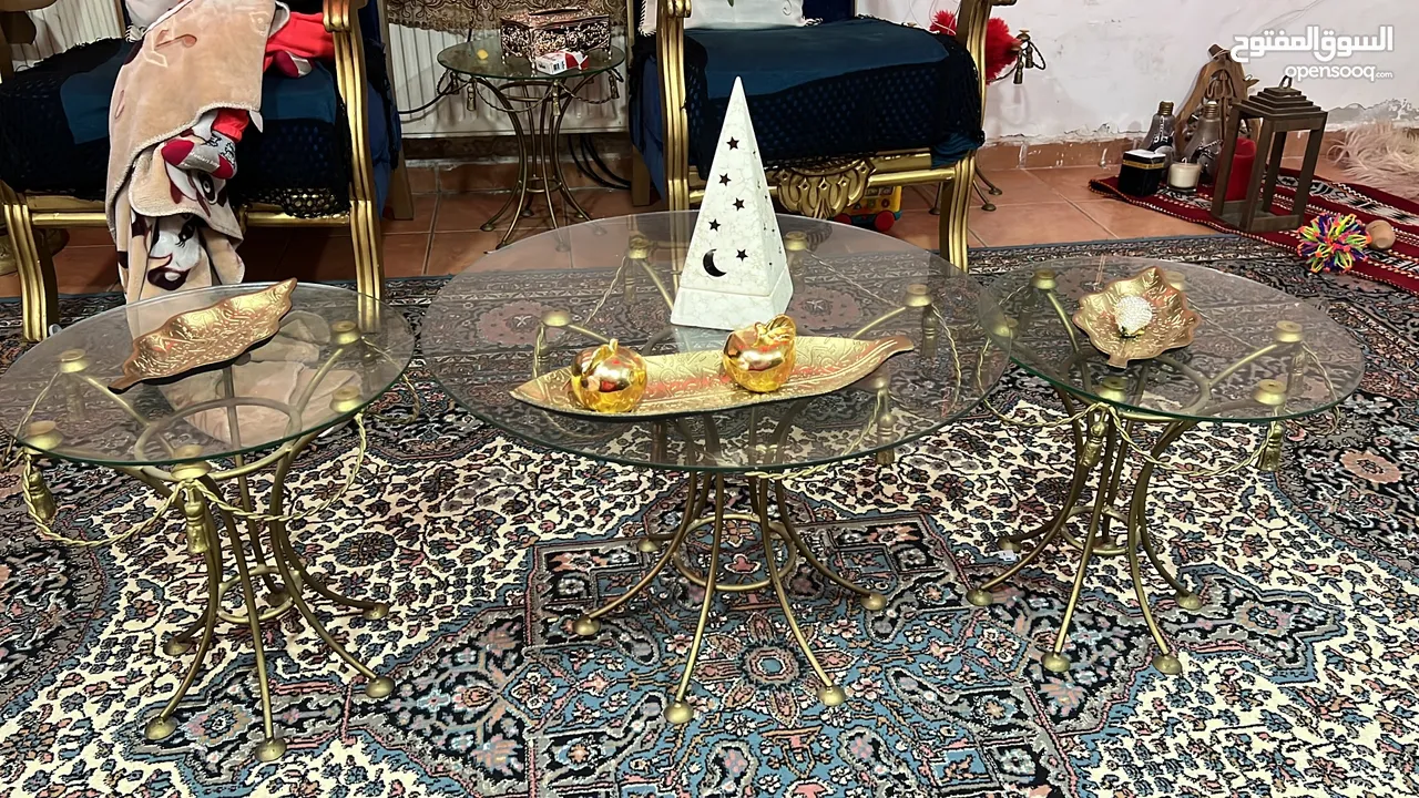 طاولات وسط مع طاوله رئيسيه