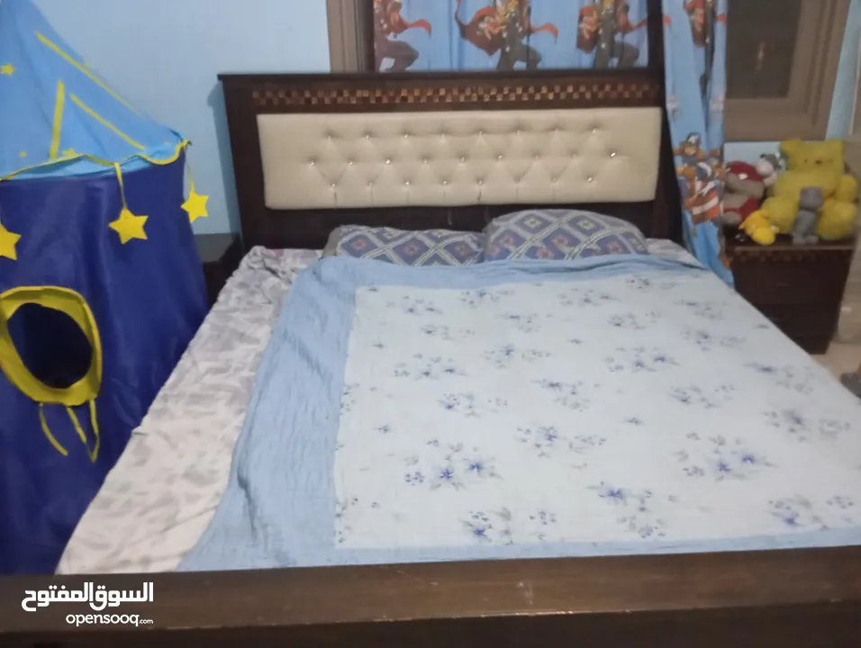 غرفة نوم للبيع بحالة جيدة مع خزانة
