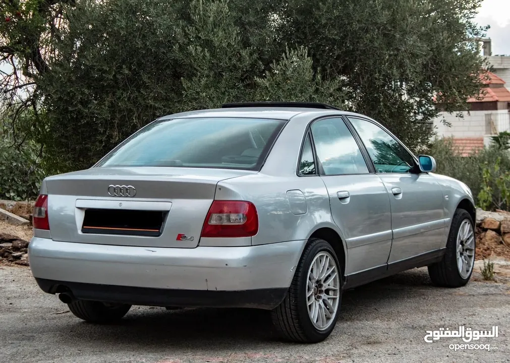 اودي A4   فتحة سقف  جنط مغنسيوم  مسجل شاشة