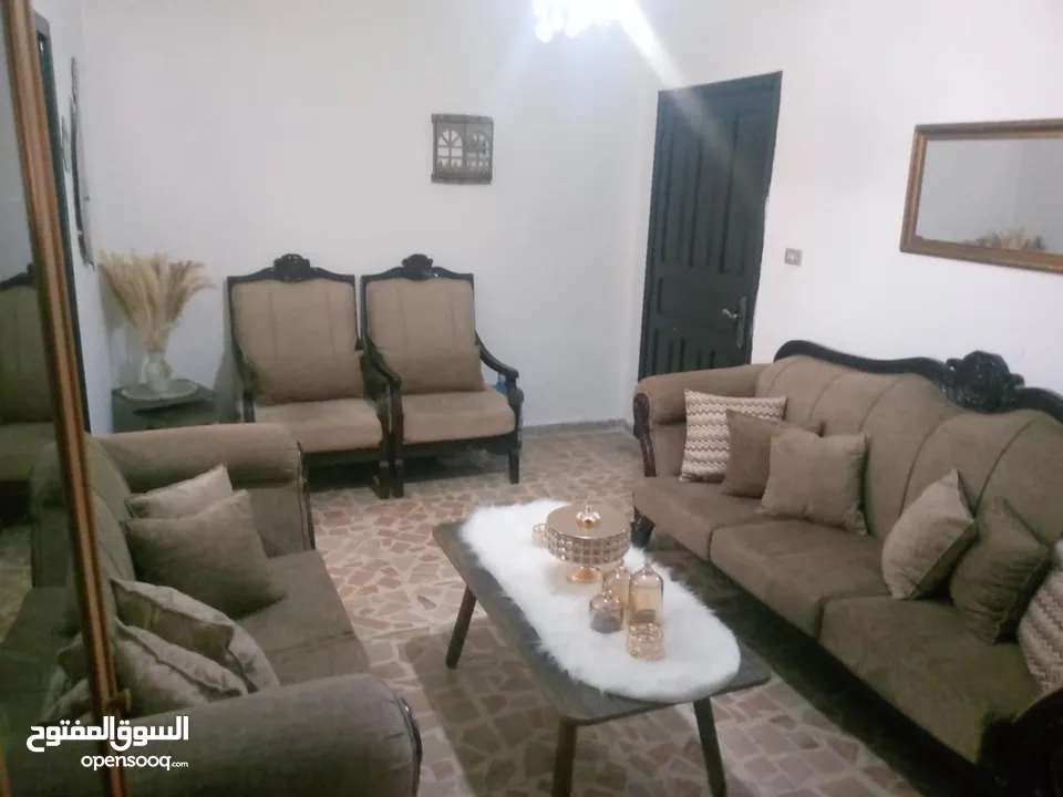 طقم كنب بحال الوكاله للبيع بسعر طري  ممتاز والخشب ميه ميه وجامد