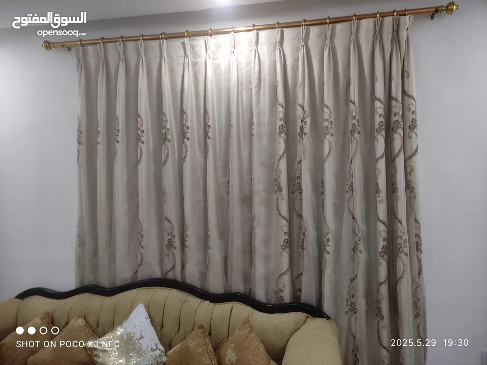 طقم كنب مستعمل للبيع المستعجل  بحالة جيدة جدا  كامل  برداية مطرزة مناسبة للون الطقم  سجادة كبيرة