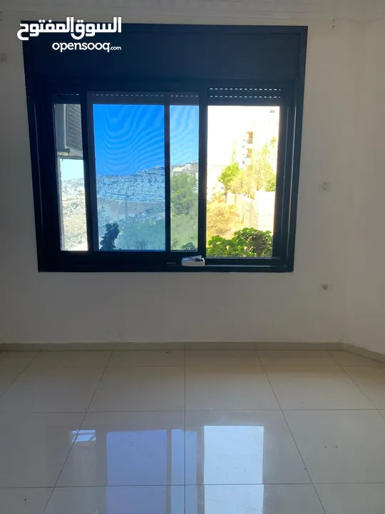 شقة للايجارغير مفروش 3 غرف نوم و3 حمامات وبلكونة
