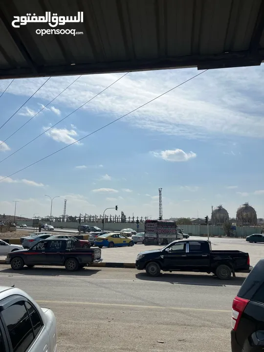 مخازن على شارع رئيسي مع هنجر كبير