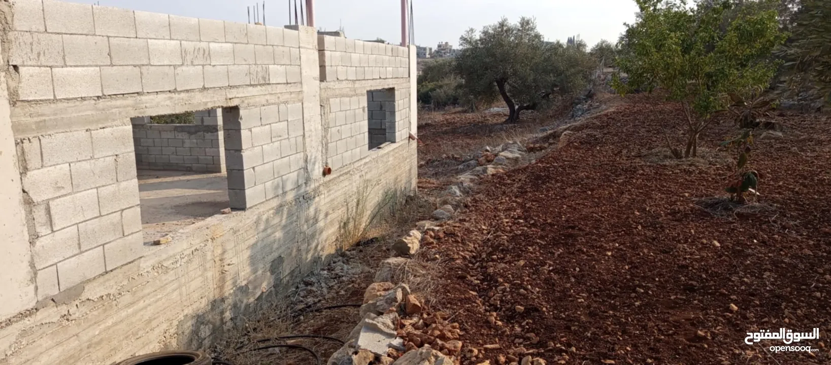 قطعة ارض عليها بيت عظم للبيع