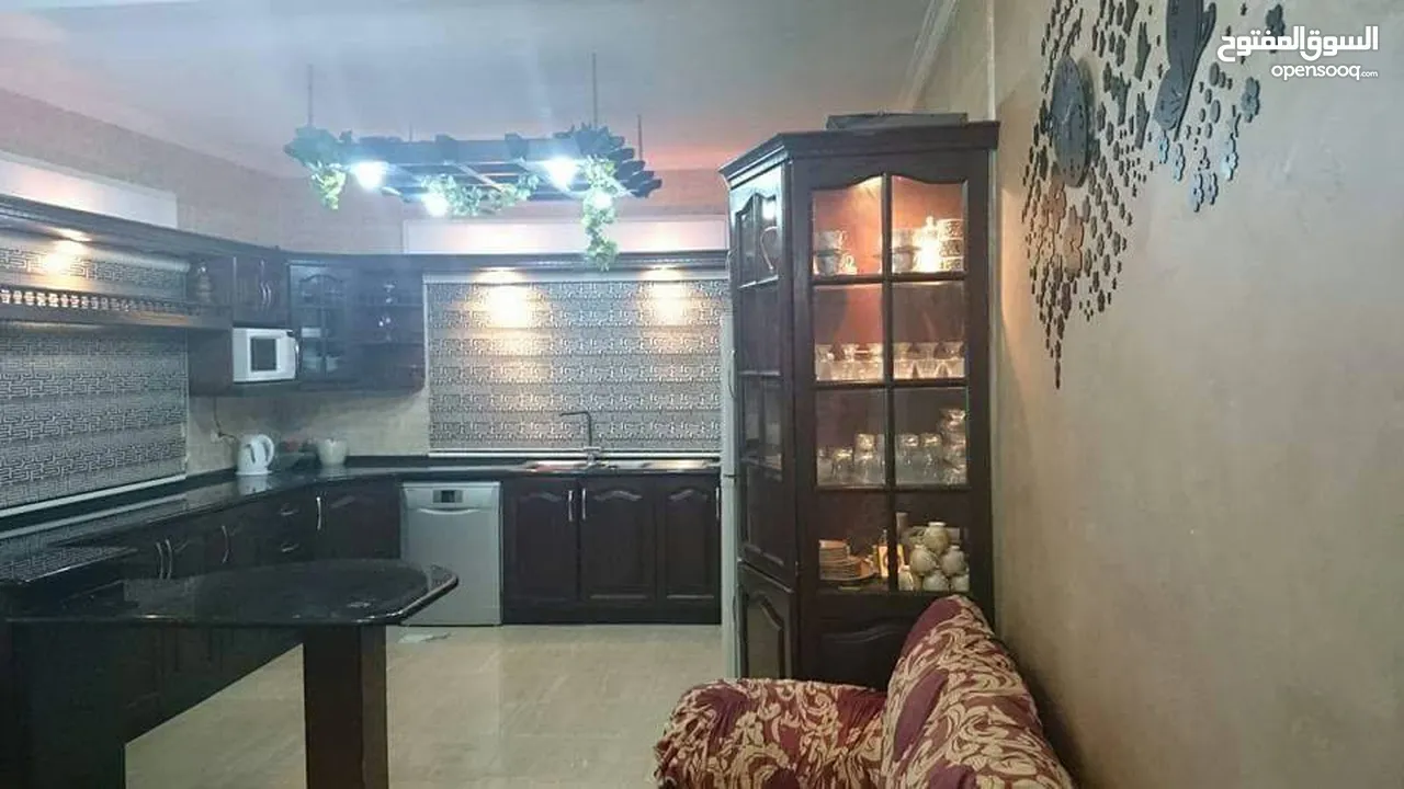 شقة أرضي وسط مع موقف تحت البناية